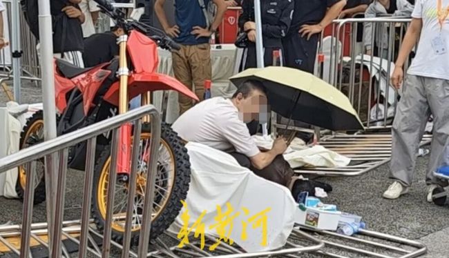 男子试驾电摩失控冲出赛场