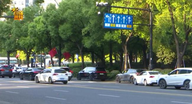 女生坐顺风车半路被赶下车