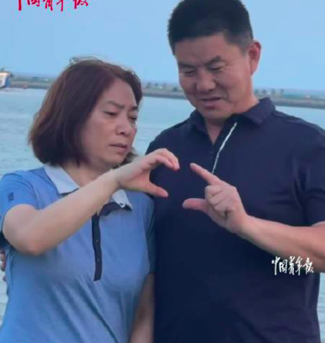 好笑又暖心一幕:大叔为和爱人双手拼爱心已尽力