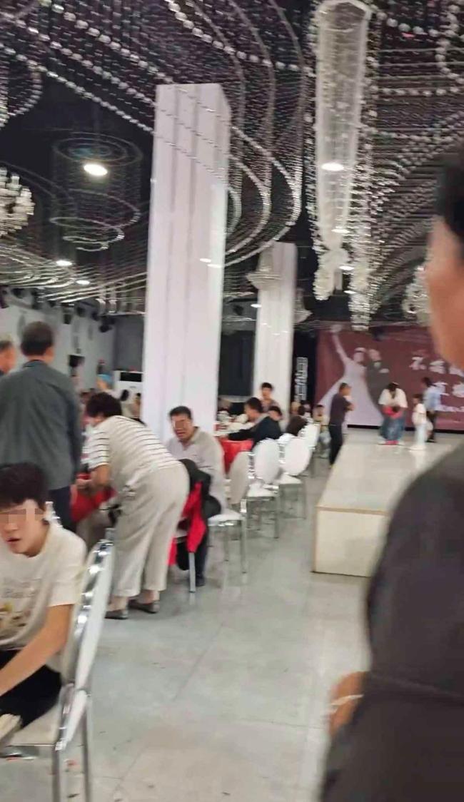 婚礼不搞仪式直接干饭摄影师发声 新人勇气获赞