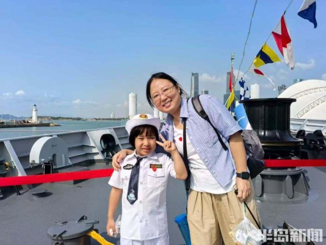 舰艇开放日各地小军迷来青岛赴约