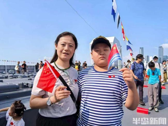 舰艇开放日各地小军迷来青岛赴约 逐梦深蓝志向高