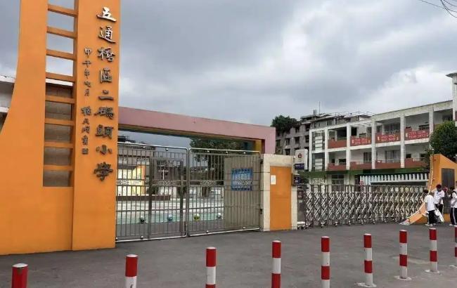 “护学岗”4人全是老人 最大67岁 整改成效待观察