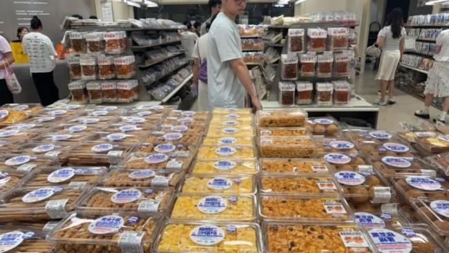 “平价小山姆”怎么火了 新鲜零食引发排队热潮