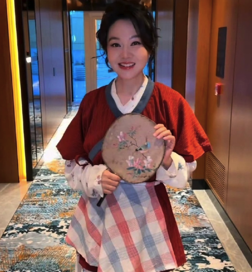 谁的青春回来了!闫妮重现佟湘玉二十年前经典造型