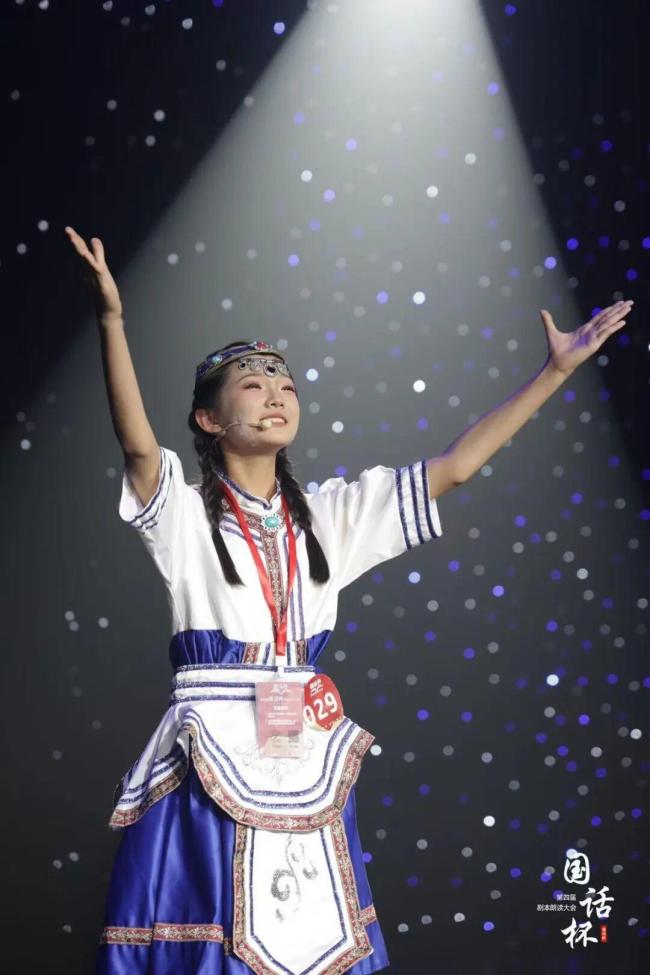 13岁女孩模拟外交发言走红全网 少年气场惊艳全网