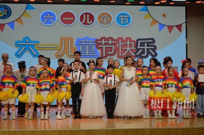 13岁女孩模拟外交发言走红全网 少年气场惊艳全网