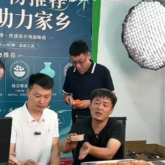 山寨张雪峰杀入直播带货 百万人围观助农