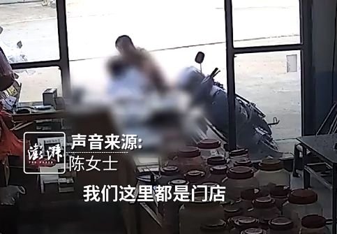 女子持刀追砍老人附近商铺女老板徒手夺刀 警方:伤人者疑有精神病,已被送医