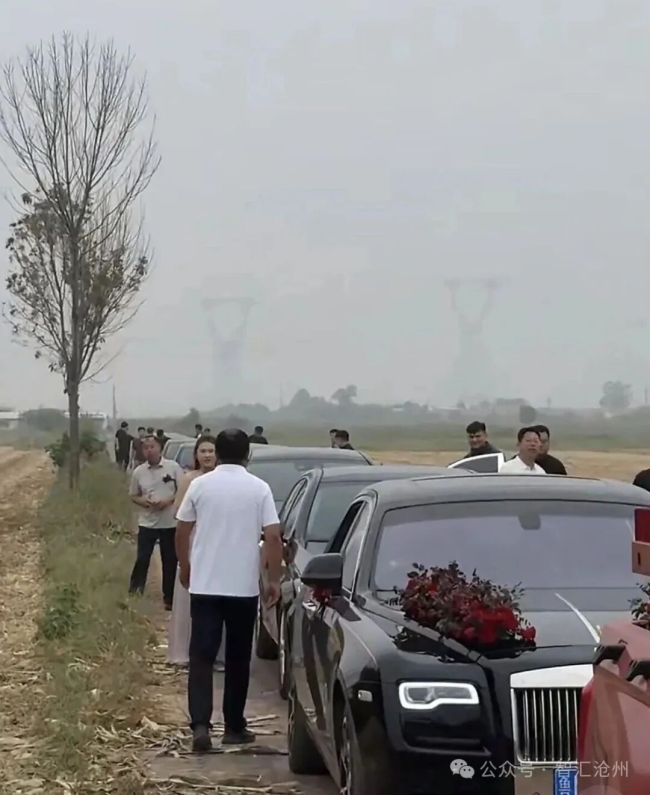 沧州拦婚车男子协商收下8盒烟放行 闹喜习俗引发网络热议