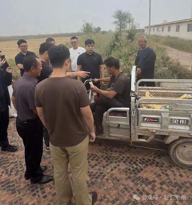 沧州拦婚车男子协商收下8盒烟放行 闹喜习俗引发网络热议