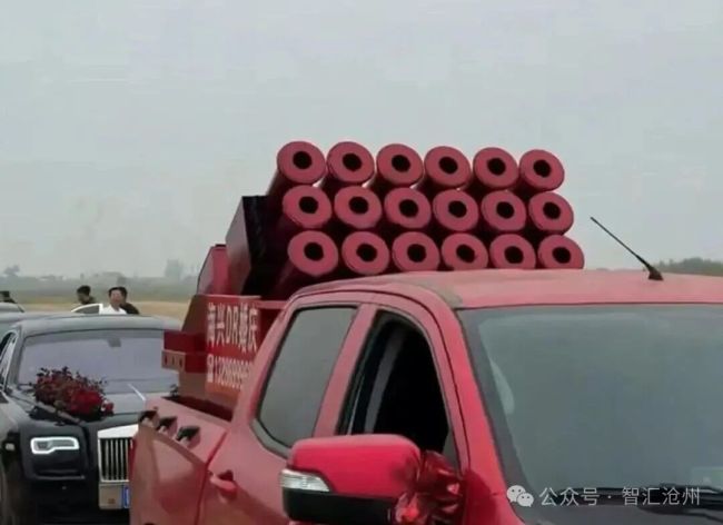 沧州拦婚车男子协商收下8盒烟放行 闹喜习俗引发网络热议
