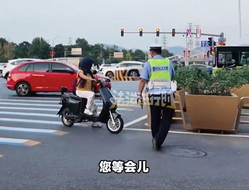女子防风沙迷眼用丝巾蒙头骑行
