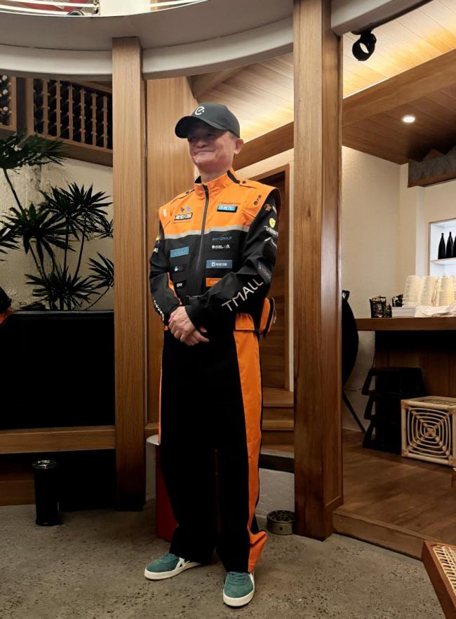 马云参与设计试穿外卖制服获金奖