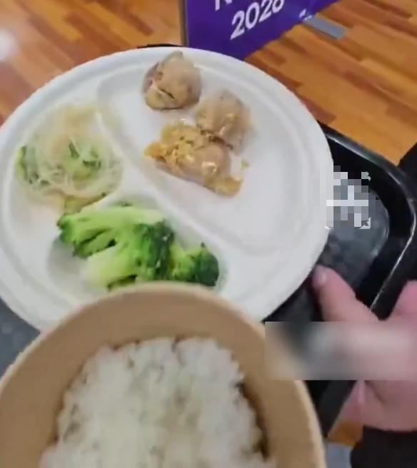 日本网友吐槽亚运会餐食 运动员吃不饱引发争议