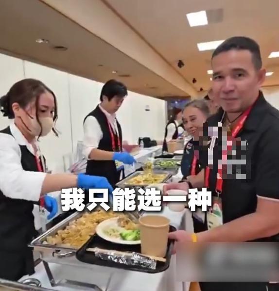 日本网友吐槽亚运会餐食 运动员吃不饱引发争议