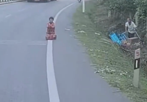 老人车子侧翻跪地求助 路过消防帮抬出