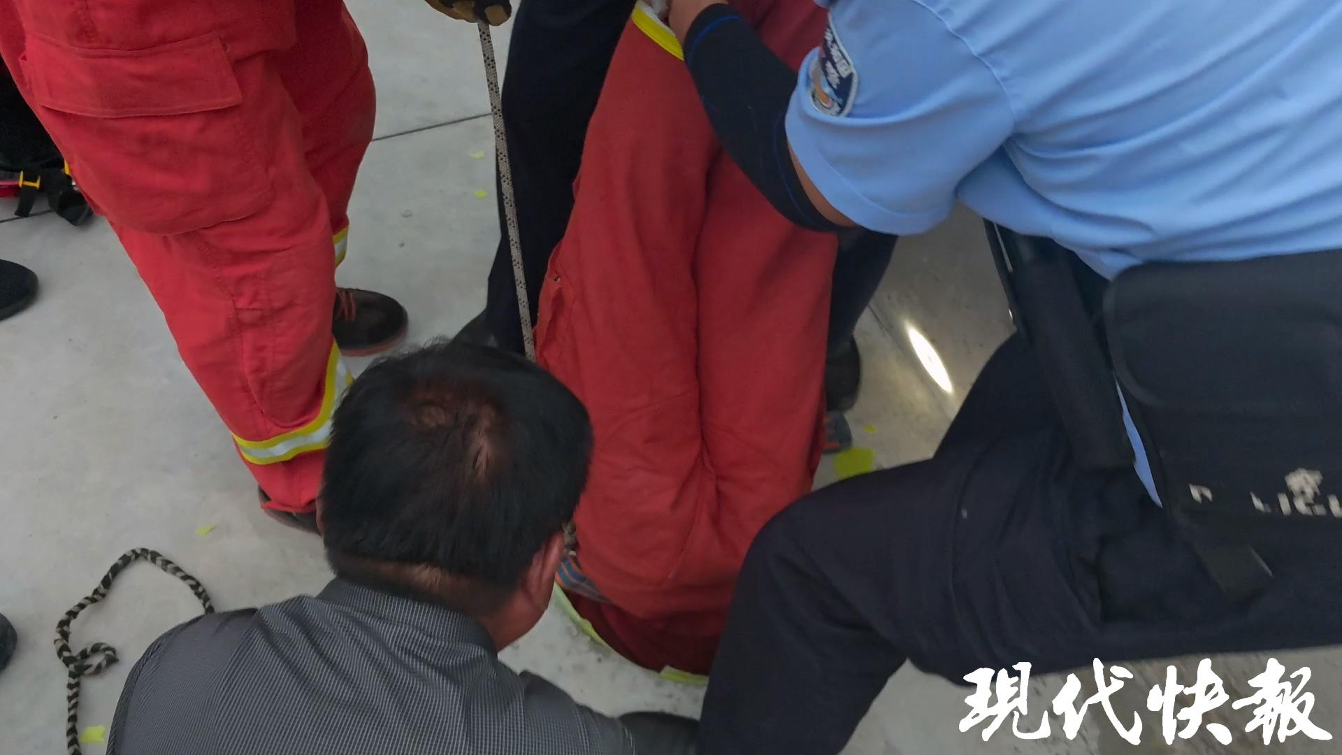 女童踩碎水井塑料盖板坠井，消防员“倒挂金钩”成功施救