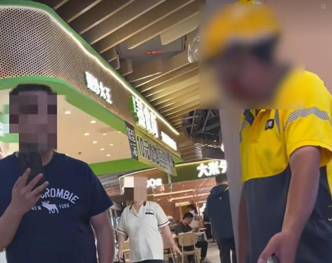 父女被围堵女童哭求对方放过 车主情绪失控持续追堵