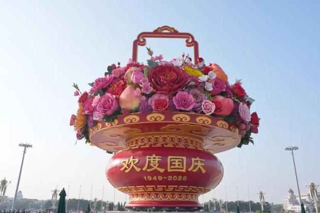 天安门广场大花盗亮相了 巨型花篮引关注