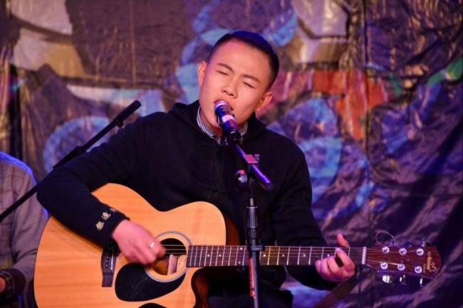 男子儿时被陌生人带上火车失散23年 音乐人终与生母团聚