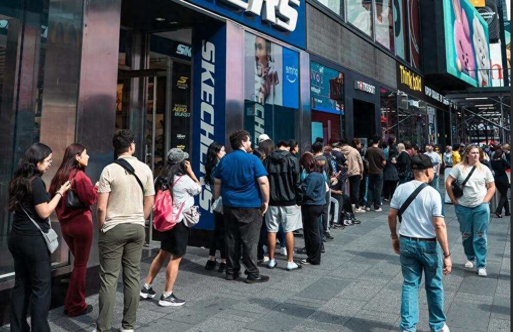 中国相机品牌美国首家旗舰店开业,纽约时代广场千人排长队购买