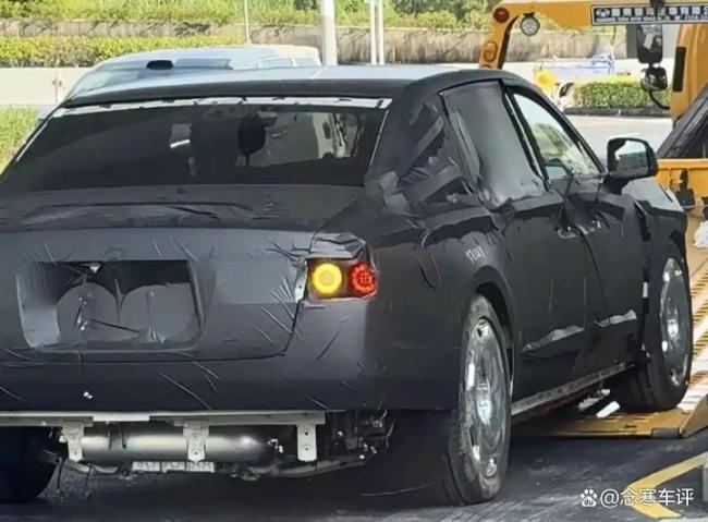仰望超豪华行政轿车实拍曝光 对开门设计引热议
