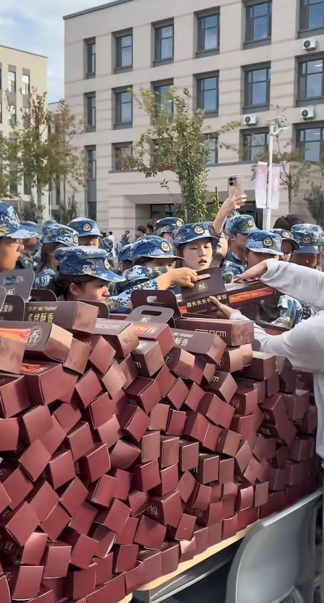 一高校向学生发放超长蛋挞