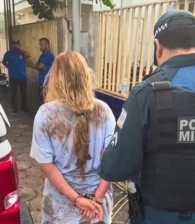 出狱仅7天,21岁巴西女网红被拖出家门当街枪杀,其父全程目睹