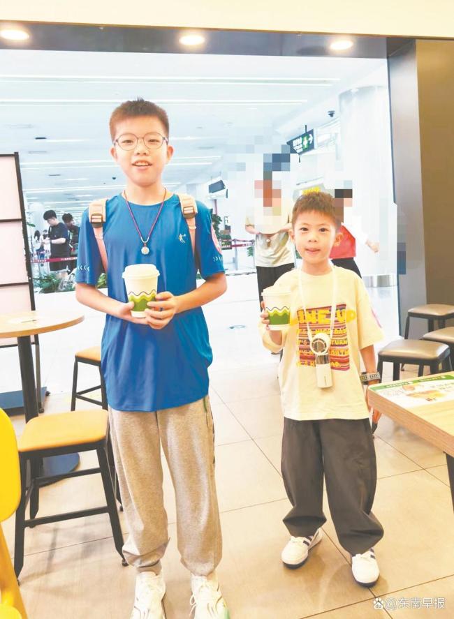 叔侄同校只差五岁 课间小叔总去串门