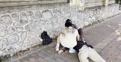 男子疑似中暑学生和阿姨施救 冷静应对展现急救素养