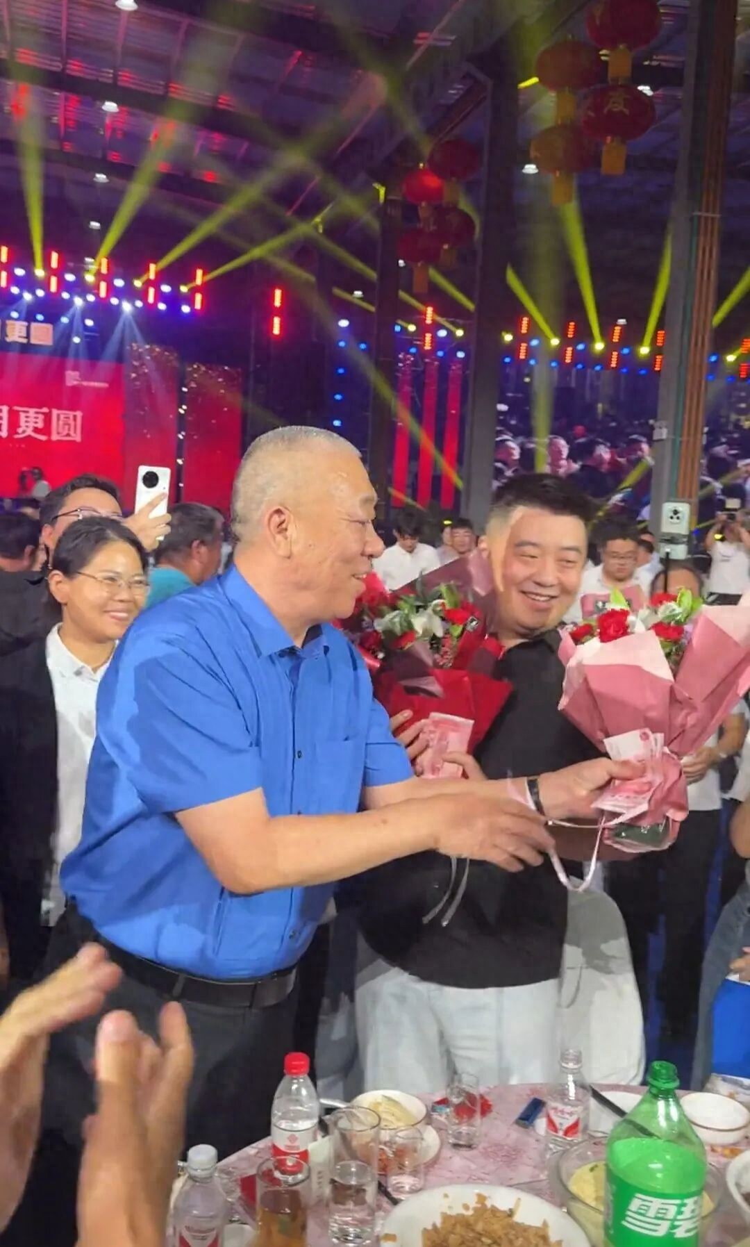 “全网最爱发钱老板”又双叒叕发钱了,今明两天设宴超1600桌请1.5万人吃席,为每位员工父母发600元现金