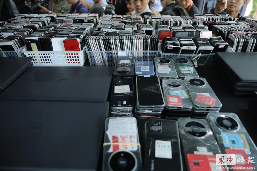 柬埔寨警方公布大批电诈涉案物品,包括仿冒的中、美、日警察证件、服装和旗帜,还有实时AI换脸设备;反诈行动已驱逐超2万名外国人