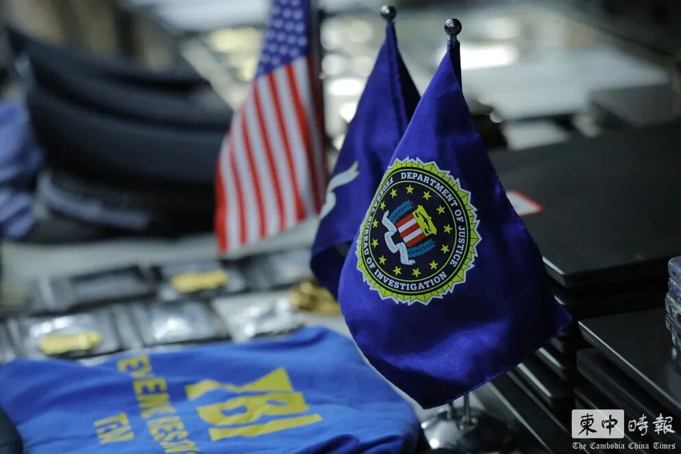 柬埔寨警方公布大批电诈涉案物品,包括仿冒的中、美、日警察证件、服装和旗帜,还有实时AI换脸设备;反诈行动已驱逐超2万名外国人