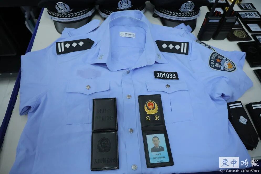 柬埔寨警方公布大批电诈涉案物品,包括仿冒的中、美、日警察证件、服装和旗帜,还有实时AI换脸设备;反诈行动已驱逐超2万名外国人
