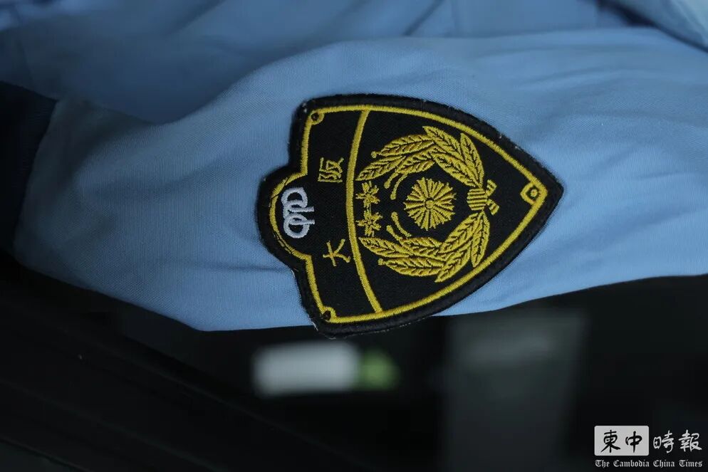 柬埔寨警方公布大批电诈涉案物品,包括仿冒的中、美、日警察证件、服装和旗帜,还有实时AI换脸设备;反诈行动已驱逐超2万名外国人