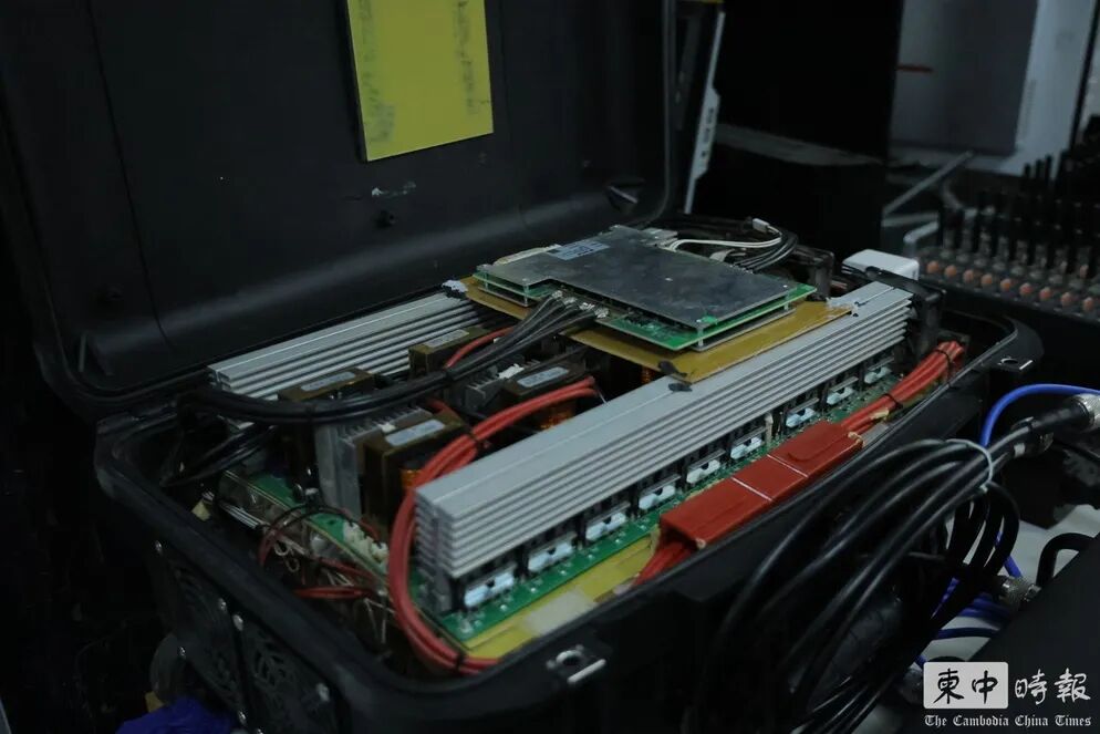 柬埔寨警方公布大批电诈涉案物品,包括仿冒的中、美、日警察证件、服装和旗帜,还有实时AI换脸设备;反诈行动已驱逐超2万名外国人