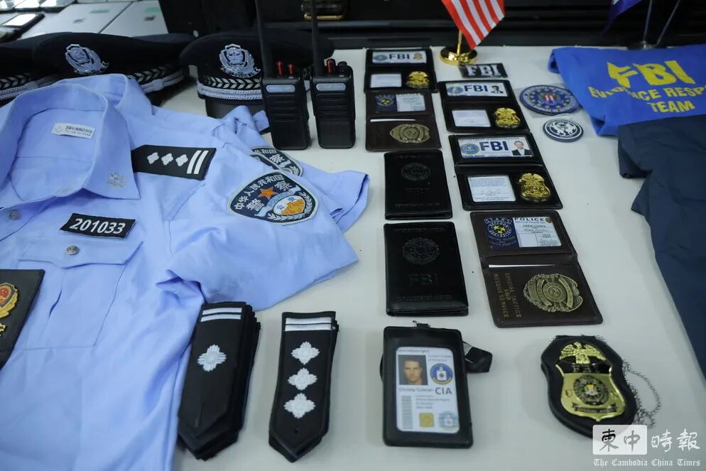 柬埔寨警方公布大批电诈涉案物品,包括仿冒的中、美、日警察证件、服装和旗帜,还有实时AI换脸设备;反诈行动已驱逐超2万名外国人