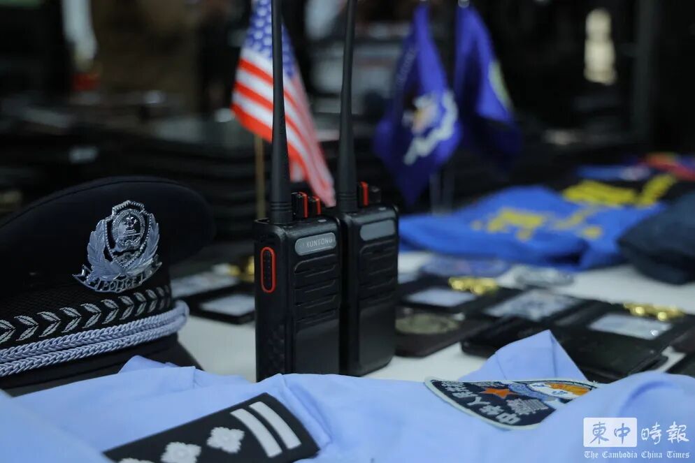 柬埔寨警方公布大批电诈涉案物品,包括仿冒的中、美、日警察证件、服装和旗帜,还有实时AI换脸设备;反诈行动已驱逐超2万名外国人