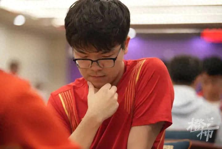柯洁出镜开课教围棋,金发、黑西装配白阔腿裤,开口就喊“宝宝们好”,网友懵了:“你是谁?”