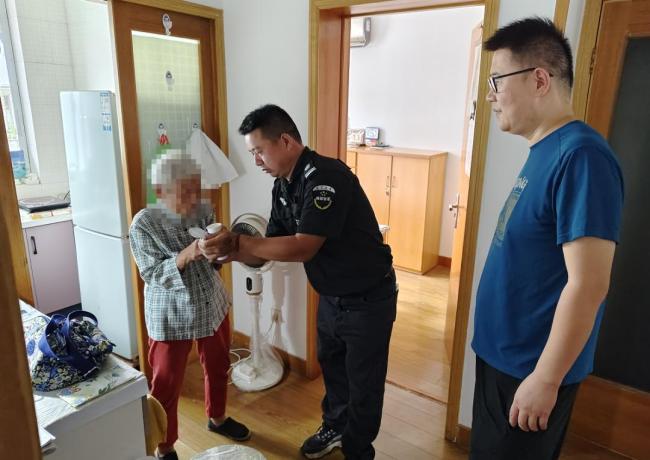 保安楼下捡到求救纸条 九旬老人被困获救