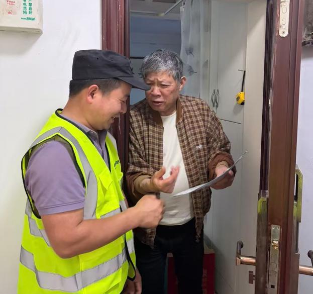 保安楼下捡到求救纸条 九旬老人被困获救