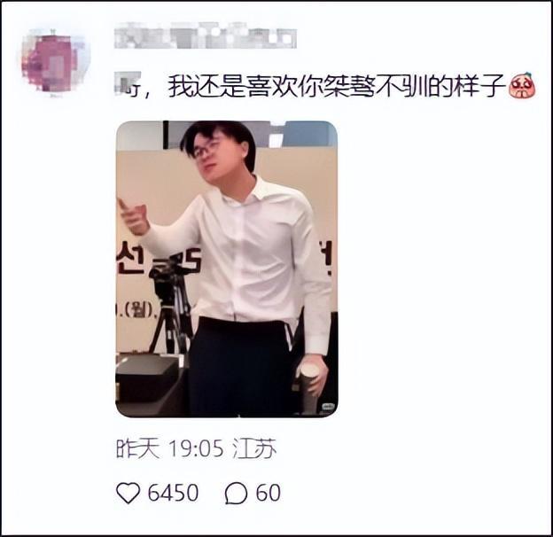 柯洁金发黑西装教围棋 网友:你谁 反差造型引爆网络