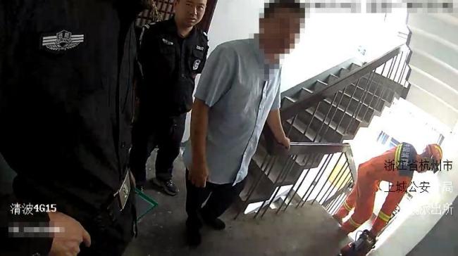 男子上班捡到求救纸条,报警后消防员翻窗救人 被困20小时老人获救