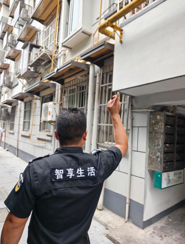 男子上班捡到求救纸条,报警后消防员翻窗救人 被困20小时老人获救