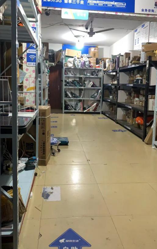 男子上班捡到求救纸条,报警后消防员翻窗救人 被困20小时老人获救