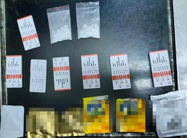 深圳湾海关跨境客车上查获8包毒品