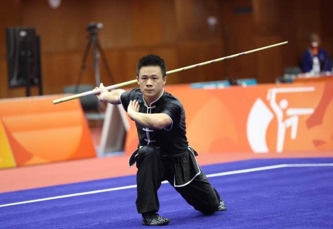 高晓彬夺武术男子刀术棍术全能金牌 亚运赛场展雄风