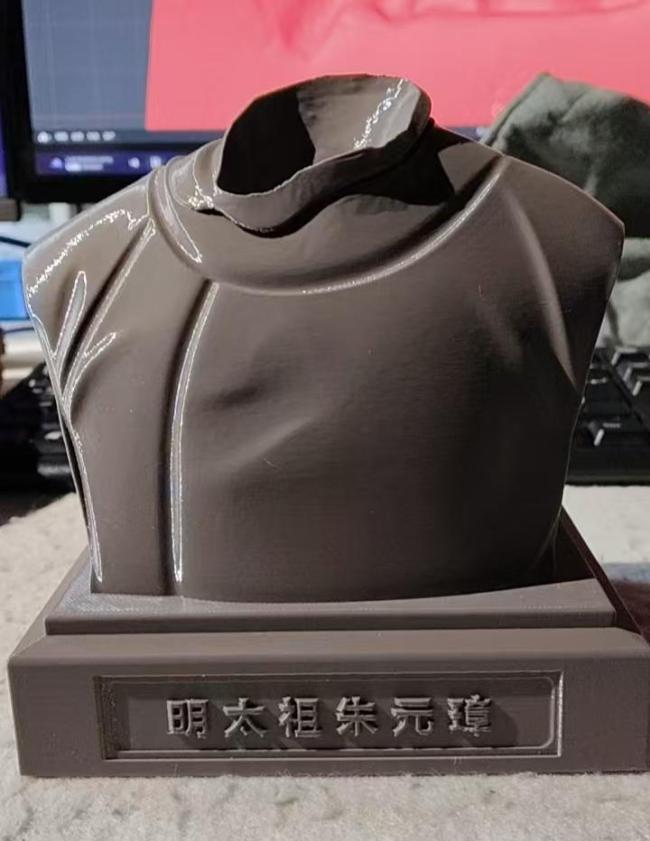 男子捡到酷似“鞋拔子脸”奇石 定制底座展示缘分