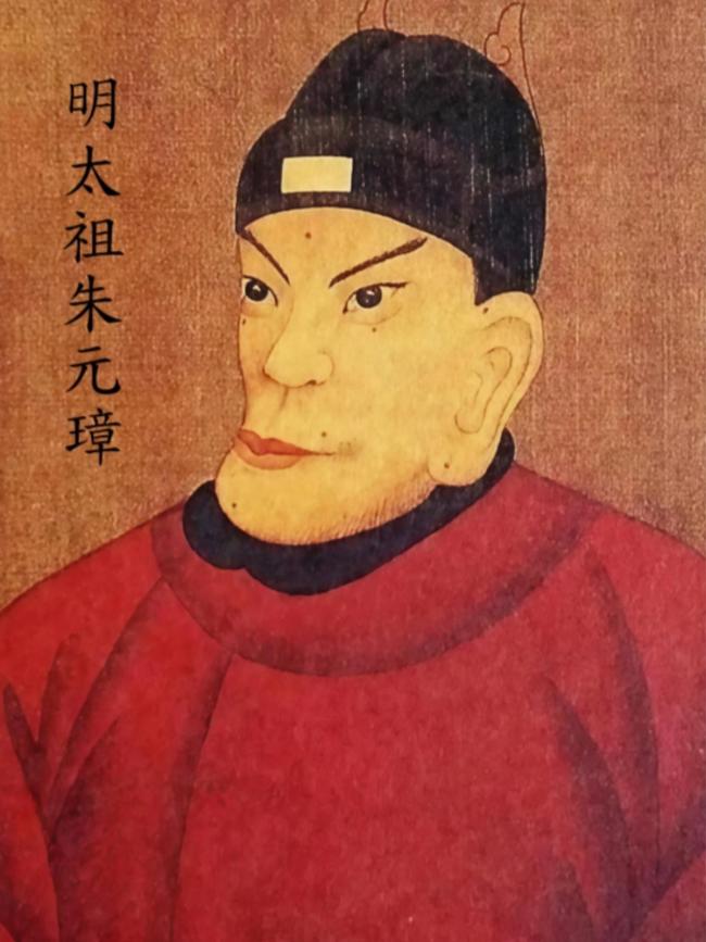 男子捡到酷似“鞋拔子脸”奇石 定制底座展示缘分